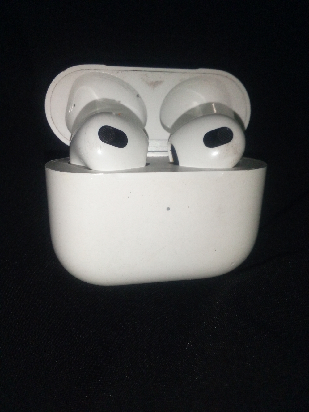 Apple White Wireless Earbuds with Charging Case